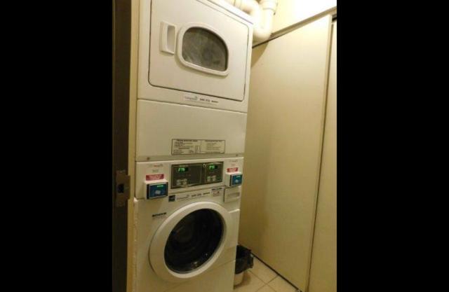 אדמונטון Downtown River Valley Bachelor Suite Condo, Non Smoking, 12 Inches Queen Bed, Beautiful Minimalist, Very Convenient Every Where מראה חיצוני תמונה