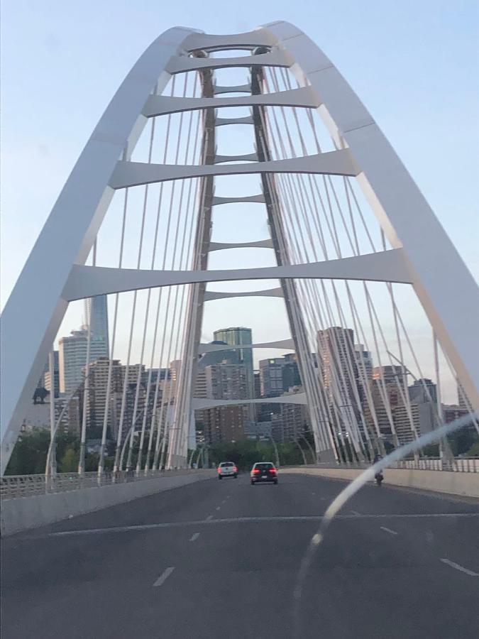 אדמונטון Downtown River Valley Bachelor Suite Condo, Non Smoking, 12 Inches Queen Bed, Beautiful Minimalist, Very Convenient Every Where מראה חיצוני תמונה