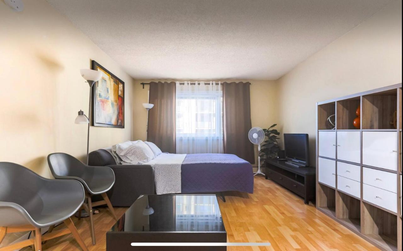 אדמונטון Downtown River Valley Bachelor Suite Condo, Non Smoking, 12 Inches Queen Bed, Beautiful Minimalist, Very Convenient Every Where מראה חיצוני תמונה