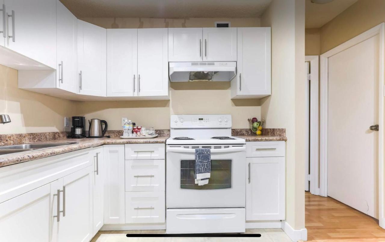 אדמונטון Downtown River Valley Bachelor Suite Condo, Non Smoking, 12 Inches Queen Bed, Beautiful Minimalist, Very Convenient Every Where מראה חיצוני תמונה