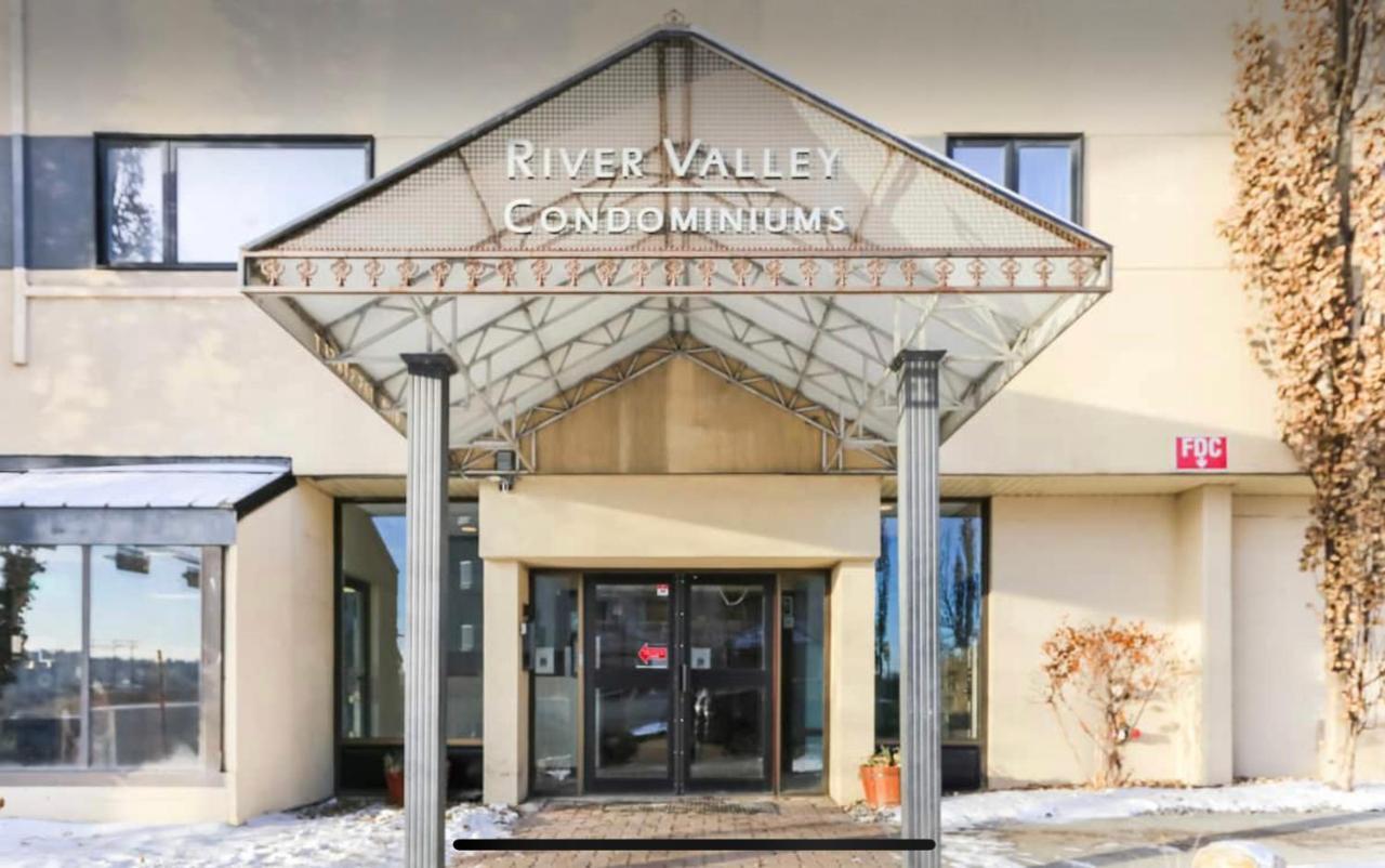אדמונטון Downtown River Valley Bachelor Suite Condo, Non Smoking, 12 Inches Queen Bed, Beautiful Minimalist, Very Convenient Every Where מראה חיצוני תמונה