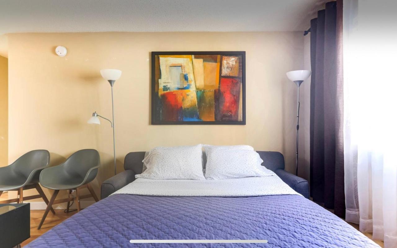 אדמונטון Downtown River Valley Bachelor Suite Condo, Non Smoking, 12 Inches Queen Bed, Beautiful Minimalist, Very Convenient Every Where מראה חיצוני תמונה