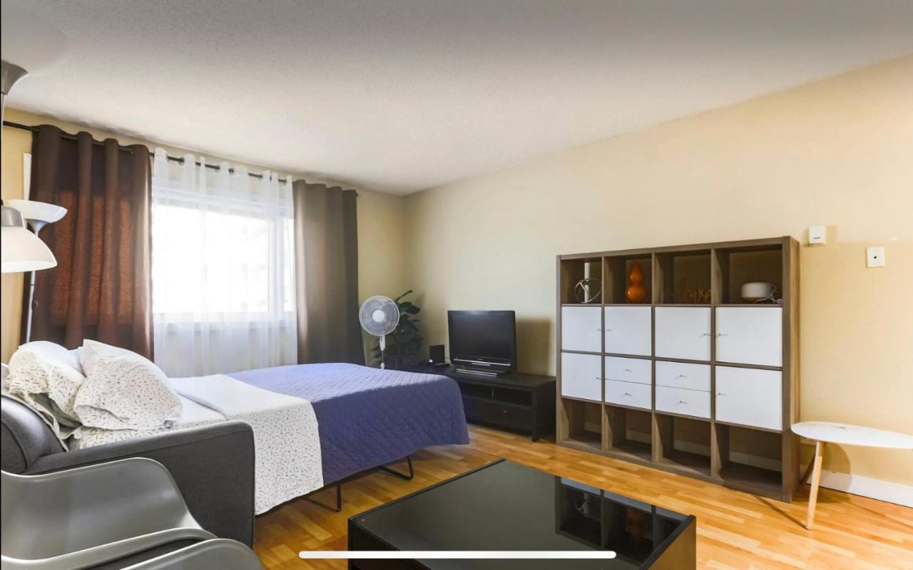 אדמונטון Downtown River Valley Bachelor Suite Condo, Non Smoking, 12 Inches Queen Bed, Beautiful Minimalist, Very Convenient Every Where מראה חיצוני תמונה
